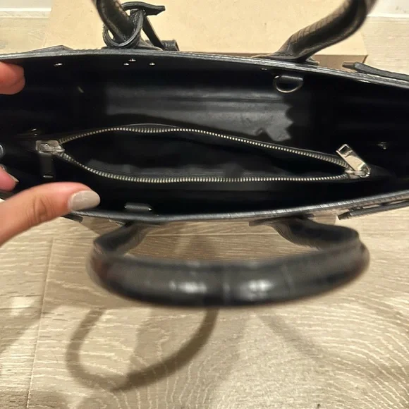 Brand new Saint Laurent genuine leather sac de jour sneak skin bag. - Picture 4 of 4